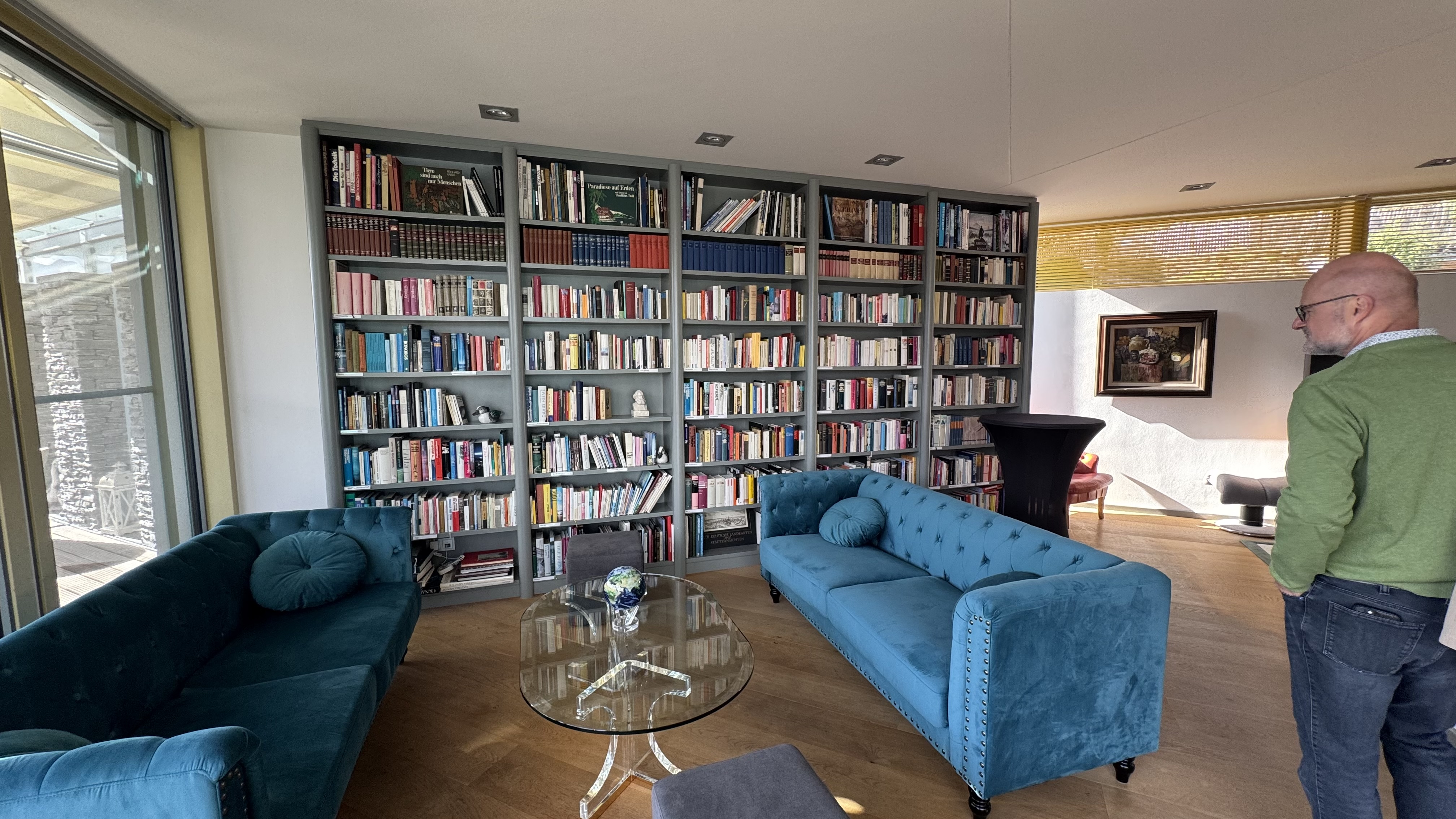 Die Bibliothek im Haus Weitblick, das der Giordano-Bruno-Stiftung gehört.