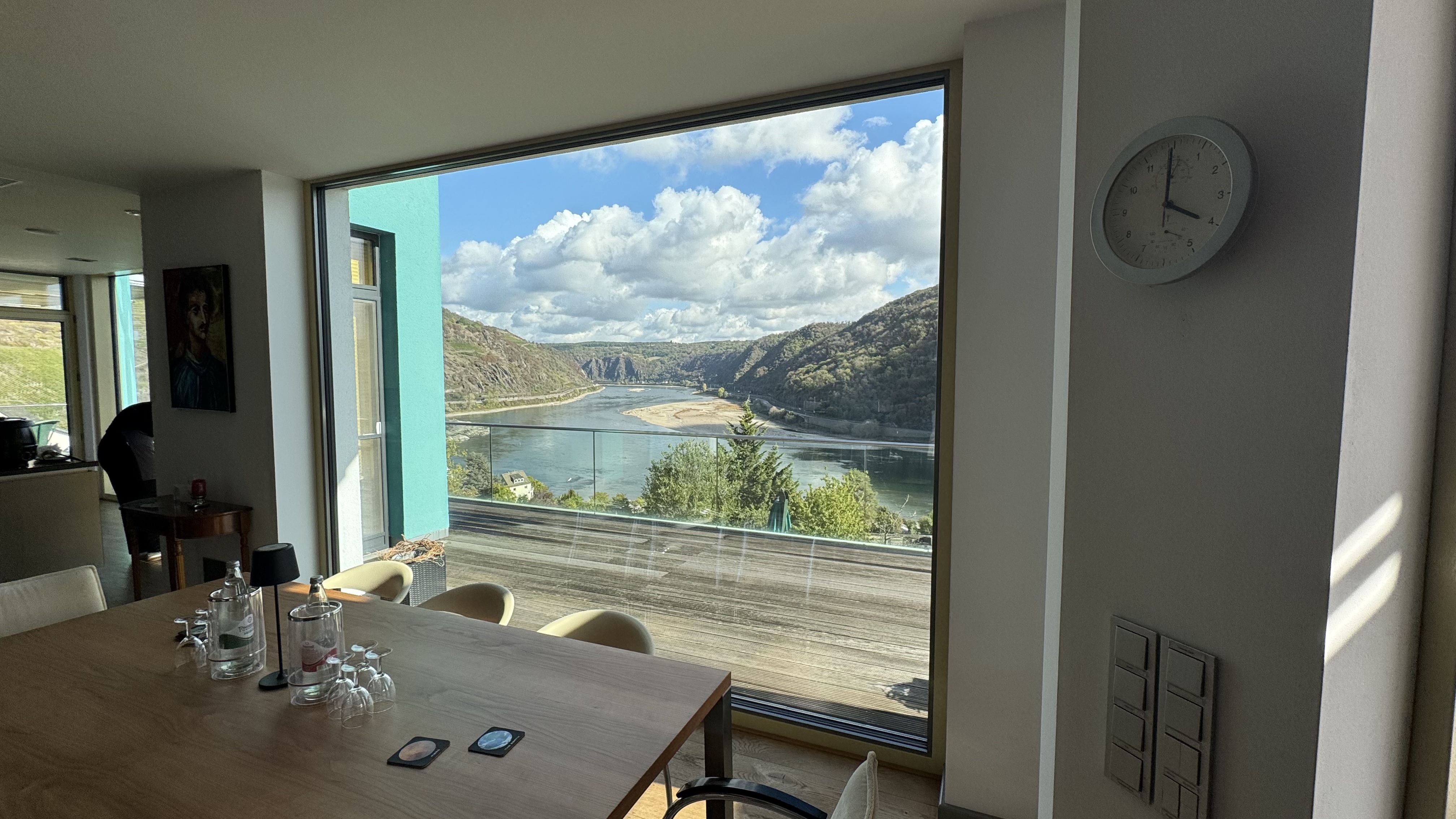 Niedrigwasser im Rhein: freigelegte Sandbänke im Flussbett, gesehen vom Haus Weitblick.