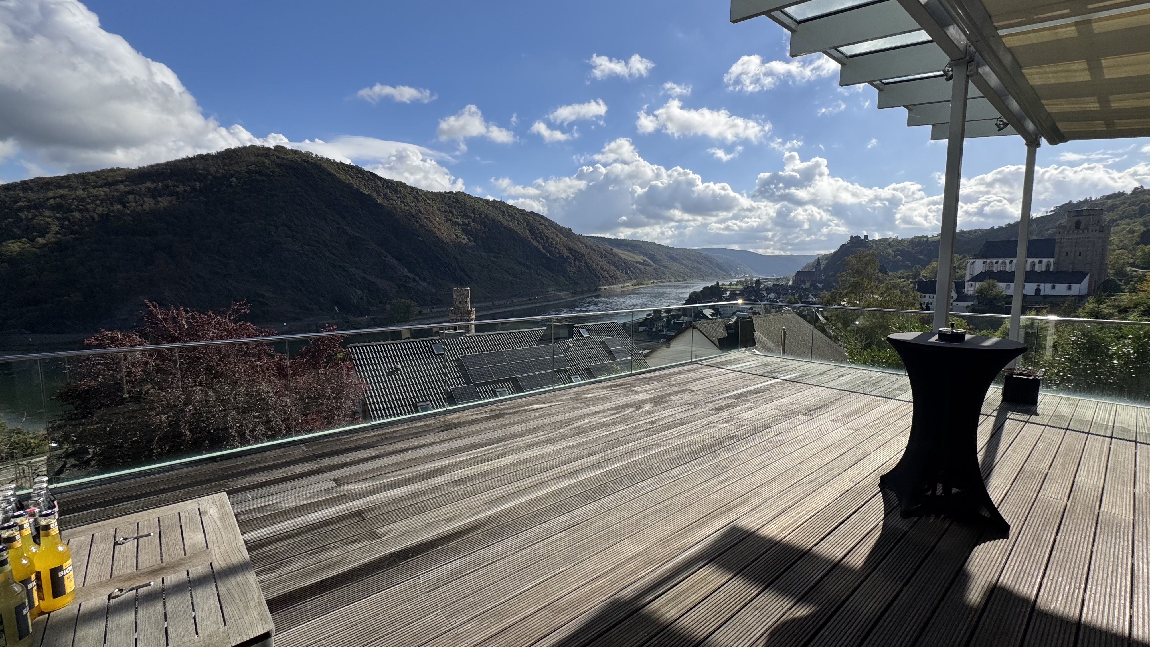Blick von der Terrasse des Hauses Weitblick über Oberwesel und das Rheintal.