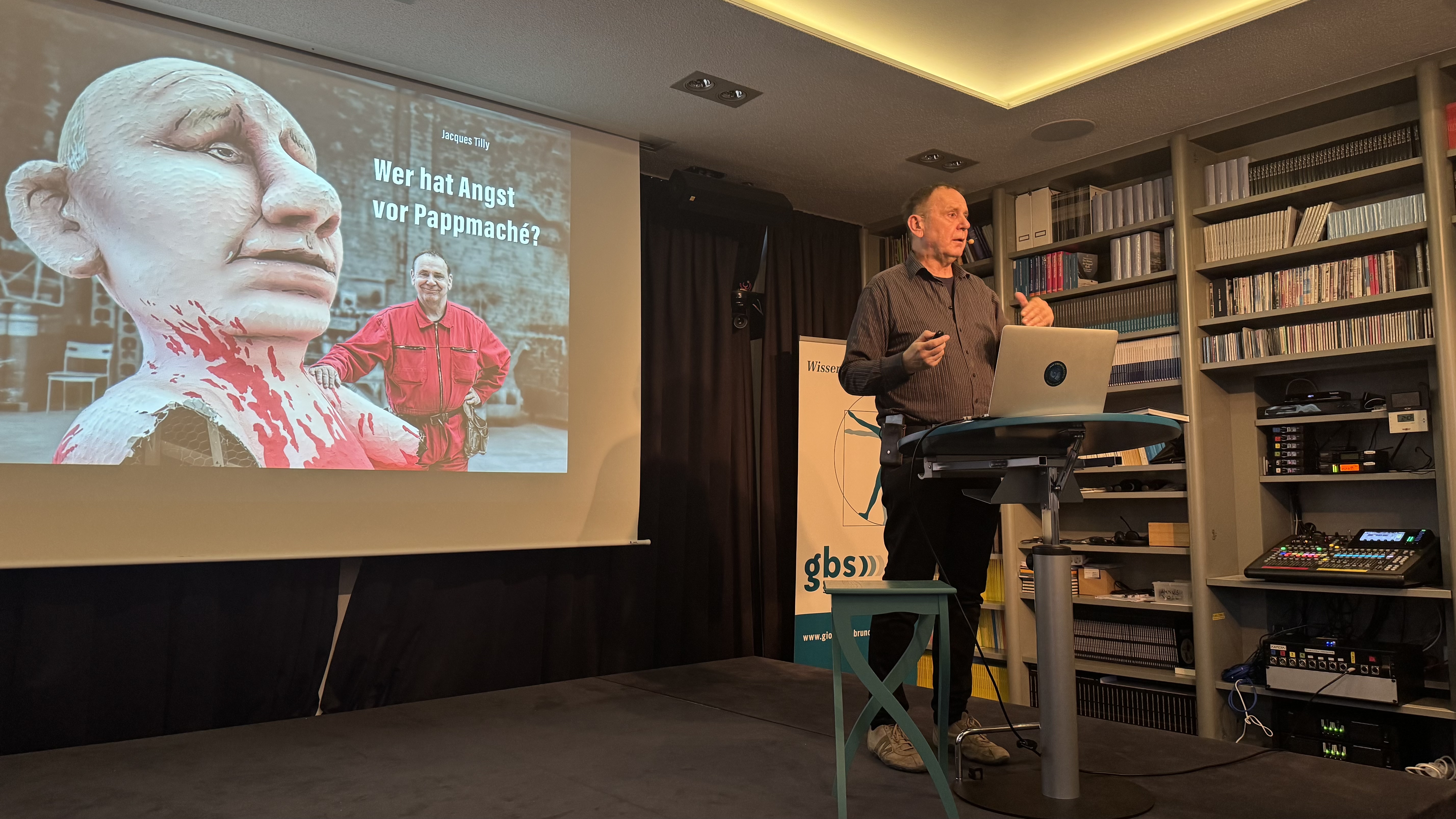 Jacques Tilly bei seinem Vortrag „Wer hat Angst vor Pappmaché?“ im Haus Weitblick.